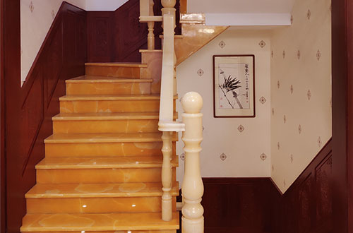 福鼎中式别墅室内汉白玉石楼梯的定制安装装饰效果
