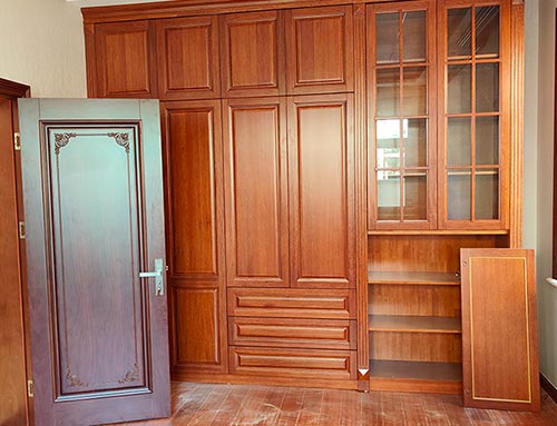 福鼎中式家庭装修里定制的实木衣柜效果图